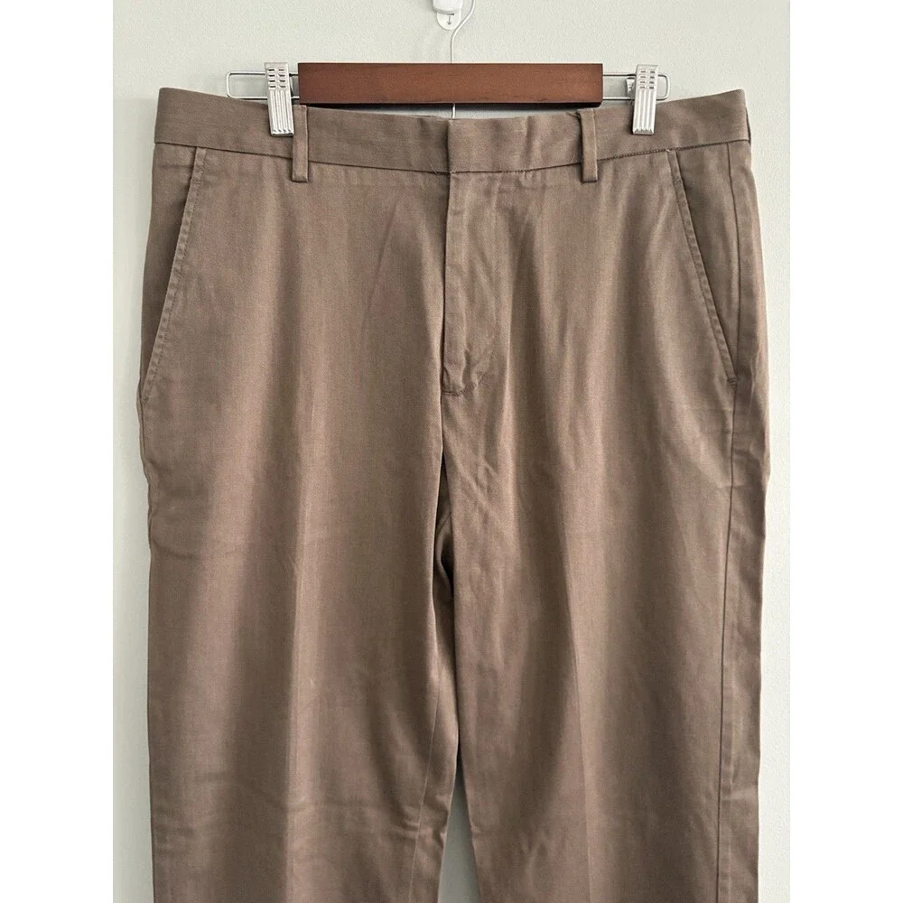 GAP Chino Pants Mens 34 x 32 Straight Fit Casual Work Wear Flat Front Khaki SPOT